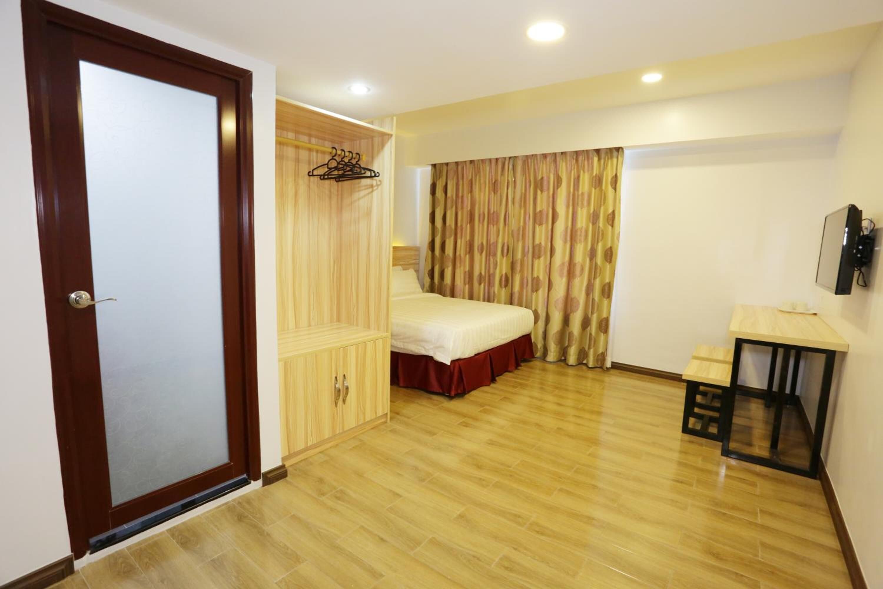 in-room safe, desk, soundproofing, iron/ironing board