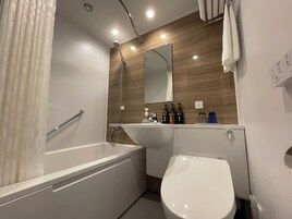 Bañera con ducha, bañera profunda, artículos de tocador gratuitos