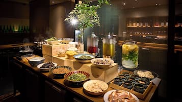 Serveert ontbijt, lunch, diner, Japanse gerechten