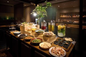 Se sirven desayunos, almuerzos y cenas; cocina japonesa