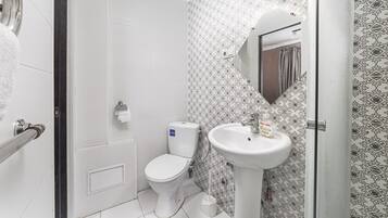 Chambre Triple Familiale, 1 lit double et 1 canapé-lit | Salle de bain