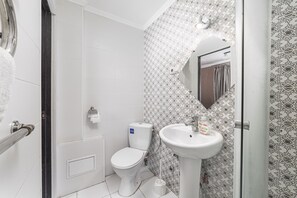 Family Triple Room, 1 Double Bed with Sofa bed | Bathroom | Shower, free toiletries, hair dryer, slippers - Odessa Apartments Sea-side (Odesa)