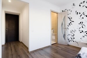 Comfort Studio, 1 Queen Bed | Premium bedding, iron/ironing board, free WiFi - Odessa Apartments Sea-side (Odesa)