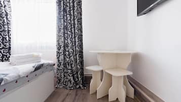 Estúdio conforto, 1 cama Queen | Roupas de cama premium, ferros/tábuas de passar roupa, Wi-Fi de cortesia