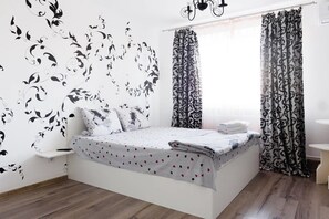 Comfort Studio, 1 Queen Bed | Premium bedding, iron/ironing board, free WiFi - Odessa Apartments Sea-side (Odesa)