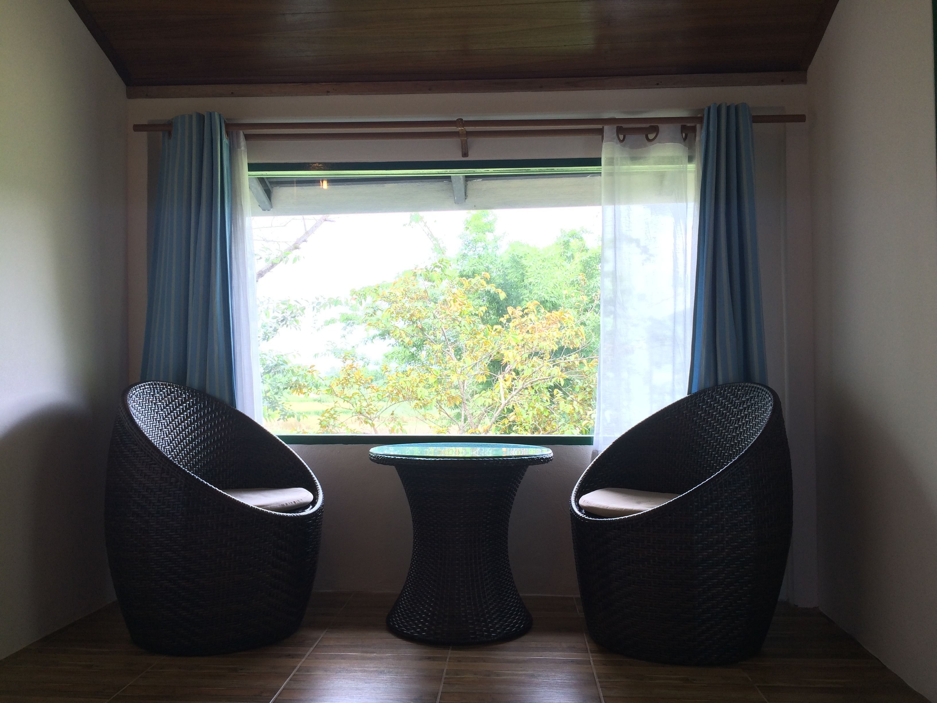 Habitación Deluxe | Área de sala de estar | Televisión LCD de 32 pulgadas con canales vía satélite 