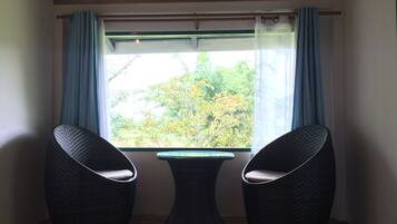 Habitación Deluxe | Área de sala de estar | Televisión LCD de 32 pulgadas con canales vía satélite