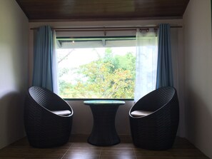 Deluxe Room | Living area | 32-inch LCD TV with satellite channels - Kuad Khon Thoe Pai Cottage (Pai)