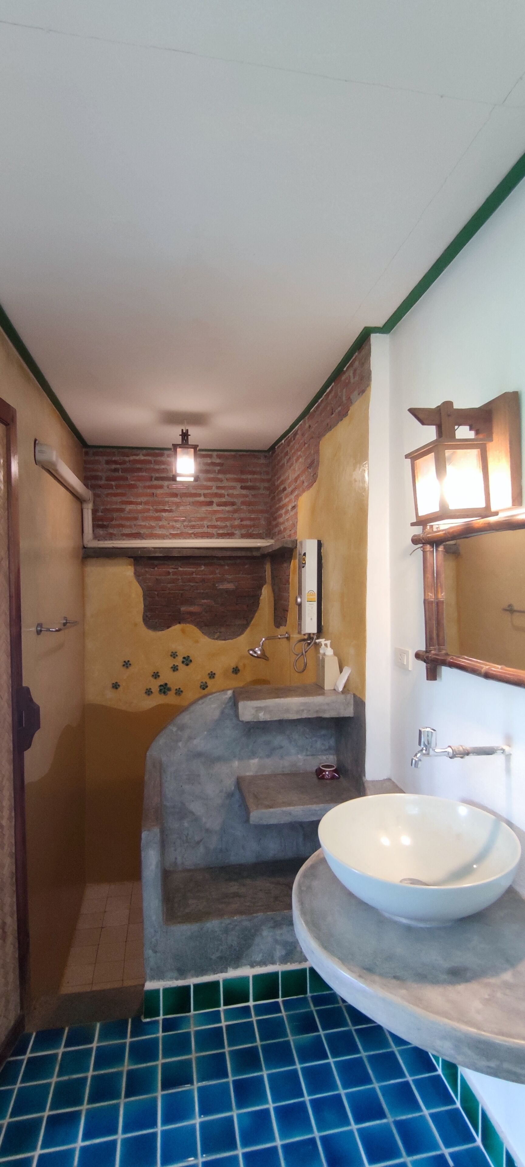 shower, free toiletries, hair dryer, bidet