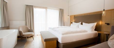 Dobbeltrom – comfort, balkong | Sengetøy av topp kvalitet, minibar, safe på rommet og skrivebord