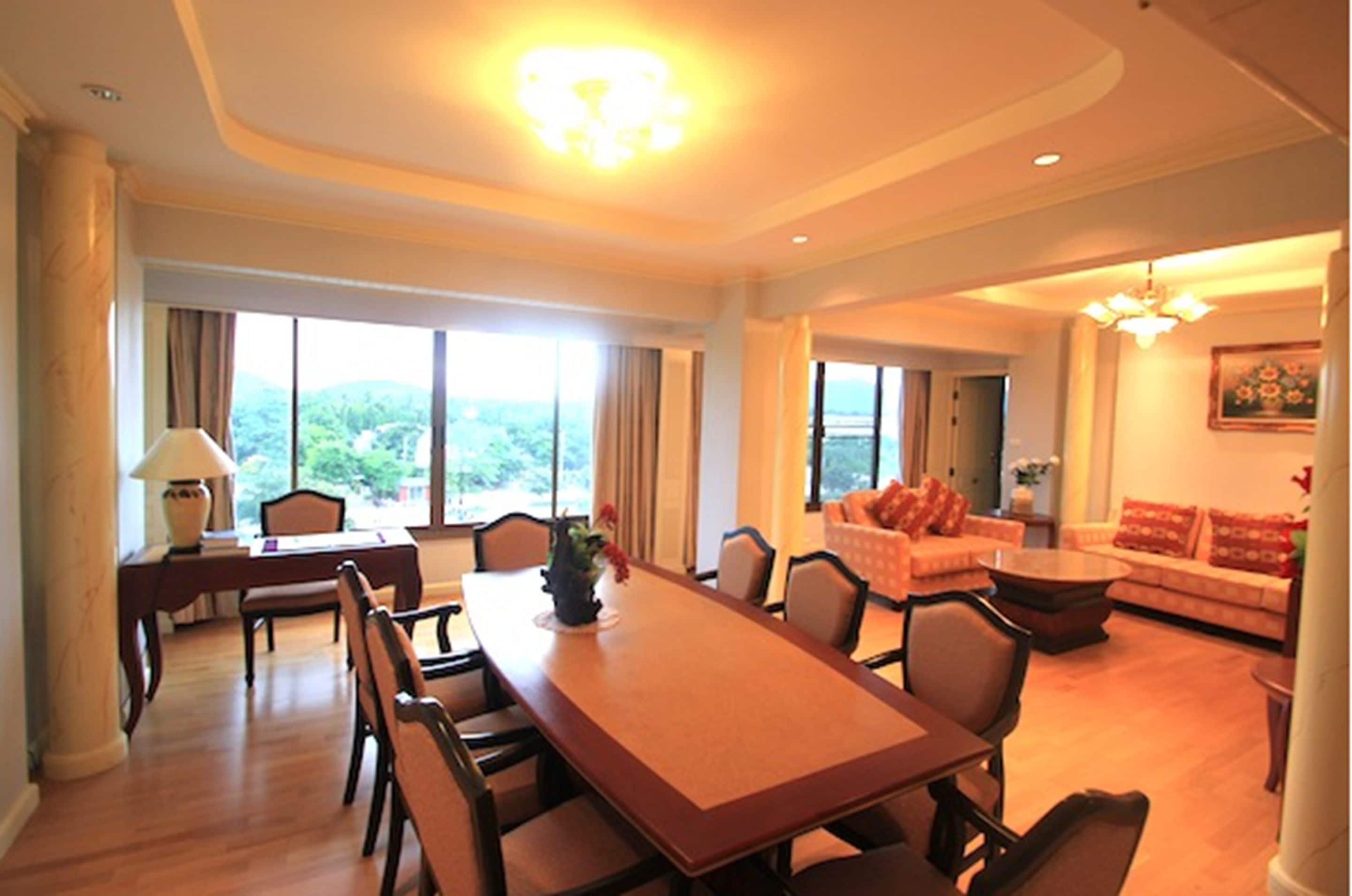 Suite room | Minibar, rollaway beds, free WiFi
