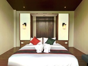 Prime Villa Sea View | Minibar, in-room safe, desk, blackout drapes