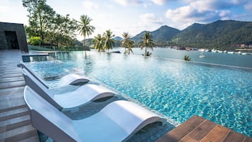 Piscine extérieure, chaises longues