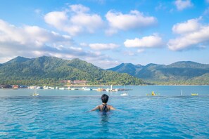 Outdoor pool, sun loungers - Bhuvarin Resort (Ko Chang)