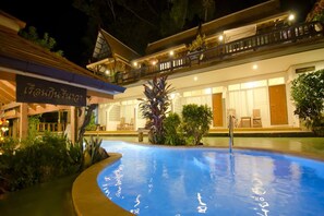 Outdoor pool, sun loungers - Bhuvarin Resort (Ko Chang)