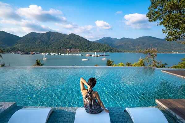 Outdoor pool, sun loungers - Bhuvarin Resort (Ko Chang)