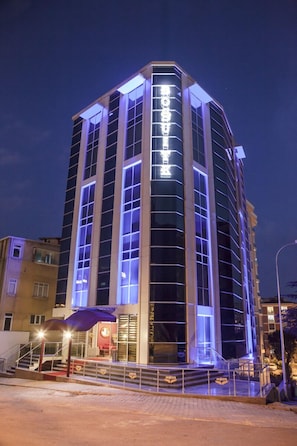 Front of property - evening/night - Bossuite Hotel Maltepe (Istanbul)