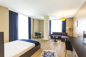 Minibar, in-room safe, desk, soundproofing - Bossuite Hotel Maltepe (Istanbul)