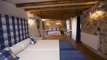Habitación cuádruple familiar | Ropa de cama de alta calidad, minibar, escritorio y cortinas opacas