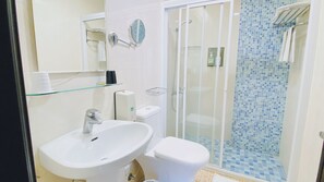 Ducha, artículos de tocador gratuitos, pantuflas, toallas