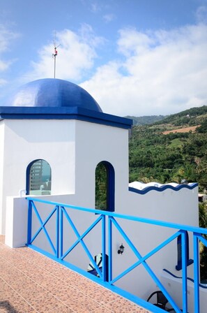 A white building with a blue dome and a blue railing. - The Forget Worry Villa (Taimali)