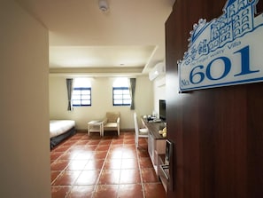 Ropa de cama de alta calidad, escritorio y cortinas blackout