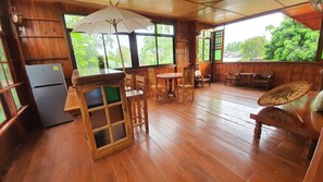 华丽套房, 1 间卧室, 露台, 河景 | 起居区 | 平板电视