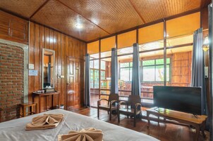 Escritorio, wifi gratis y ropa de cama 