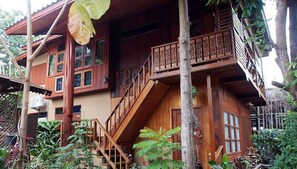 Free WiFi, bed sheets - Kanecha's Home (Lampang)