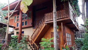 Escritorio, wifi gratis y ropa de cama 