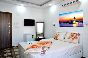 Combined shower/tub, free toiletries, hair dryer, slippers - Sultanahmet Deluxe Hotel (Istanbul)