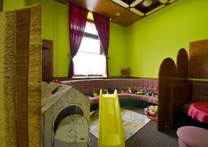 Área de juegos infantiles bajo techo
