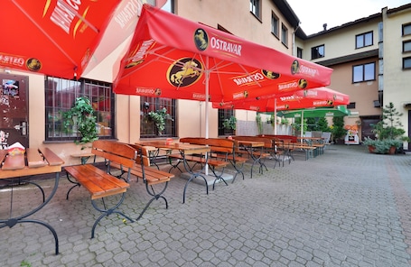 Opções para refeição ao ar livre. Hotel Isora