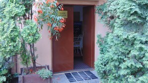 A small building with a brown door and a sign that reads "VCHOD RICEPCE". - Hotel Isora (Ostrava)