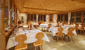 Breakfast, lunch and dinner served - Griesalp Hotels (Reichenbach im Kandertal)