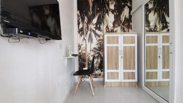 Ropa de cama hipoalergénica, muebles diferentes y escritorio
