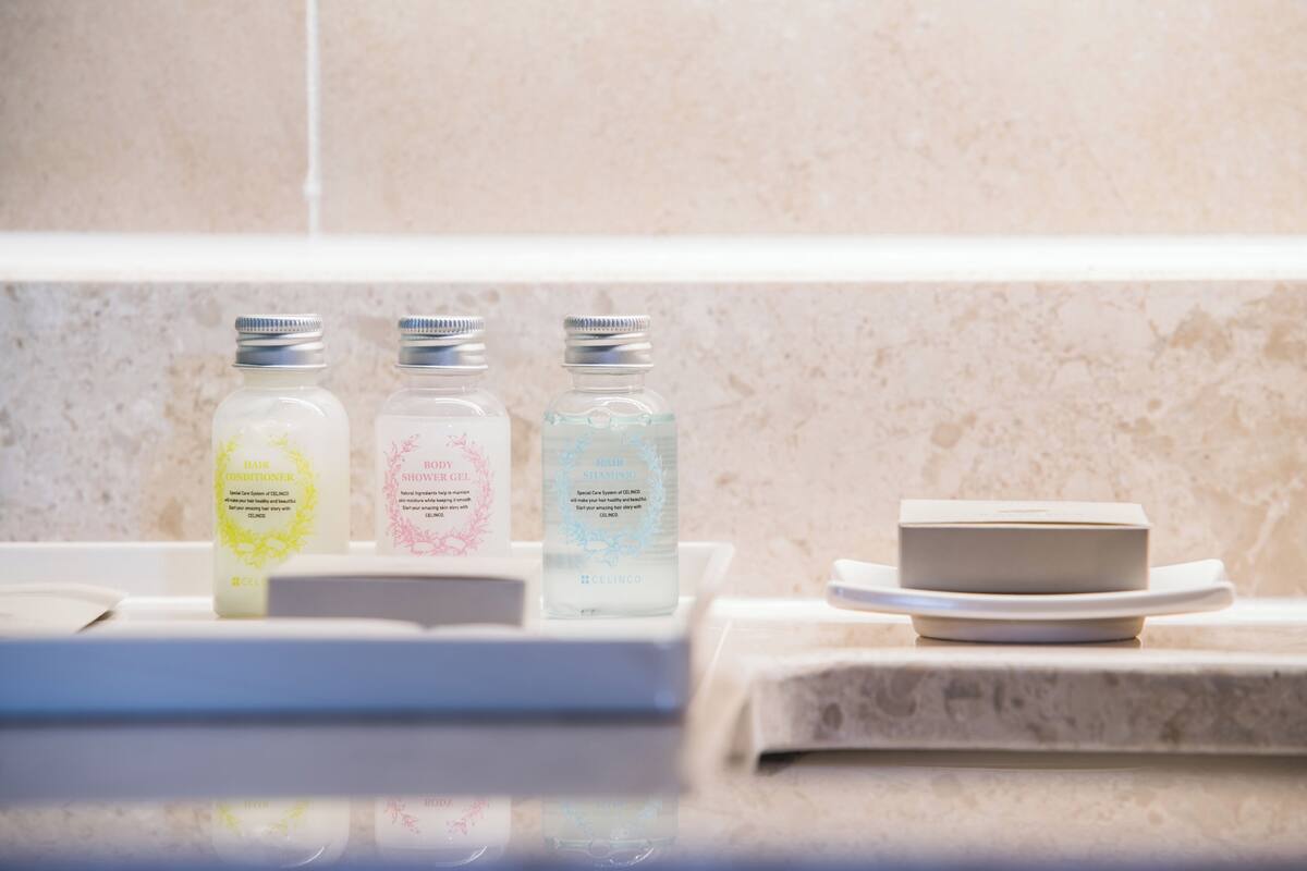 executive family room | bathroom | shower, hair dryer, bidet, towels