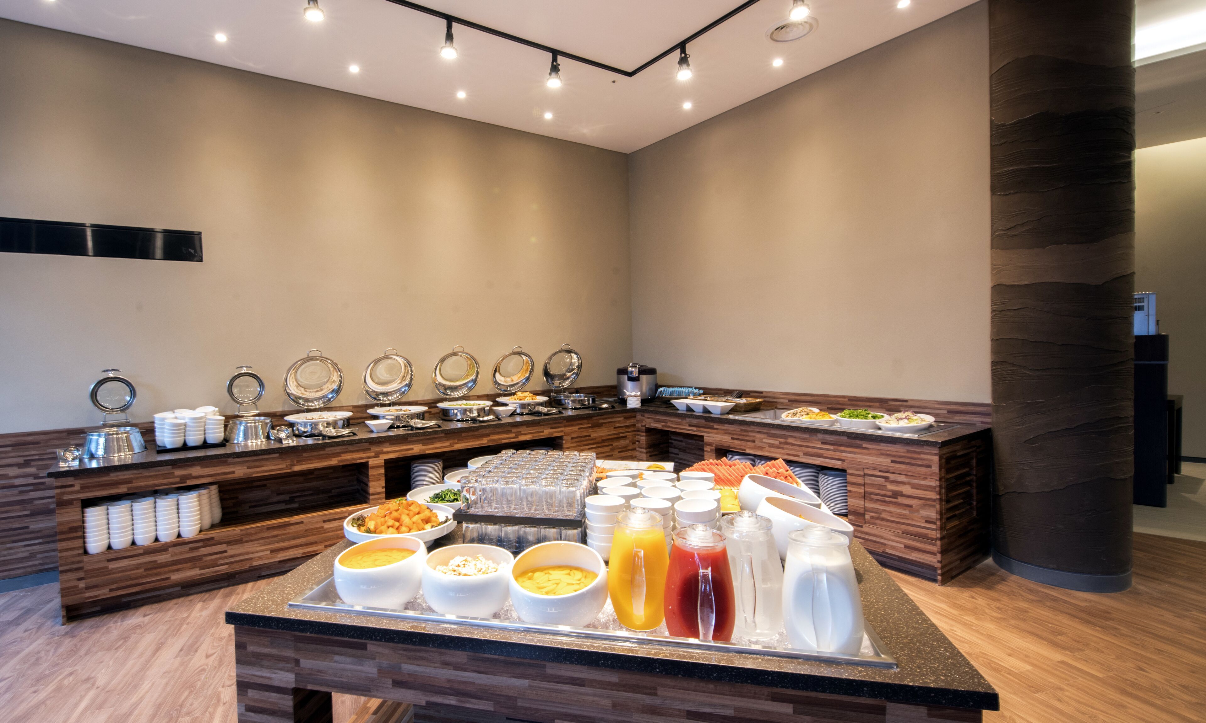 daily self-service breakfast (krw 16500 per person)