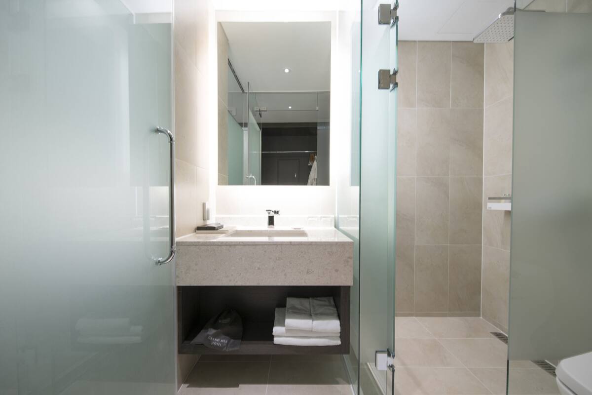 desk, blackout curtains, free wifi, bed sheets