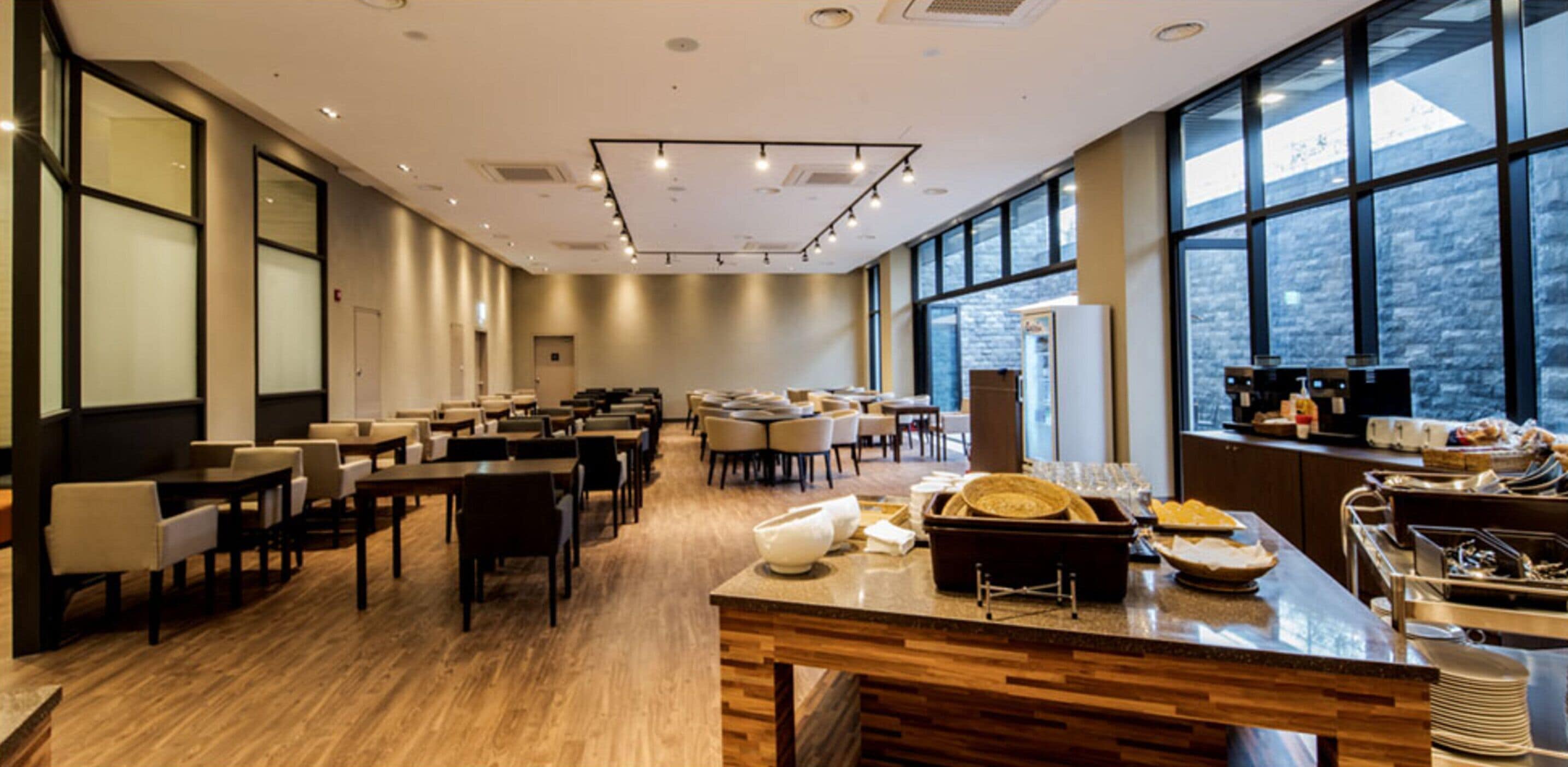 daily self-service breakfast (krw 16500 per person)