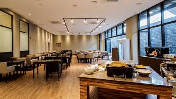 Morgunverðarhlaðborð daglega (17600 KRW á mann)