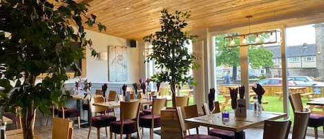 Breakfast, lunch, dinner served; British cuisine