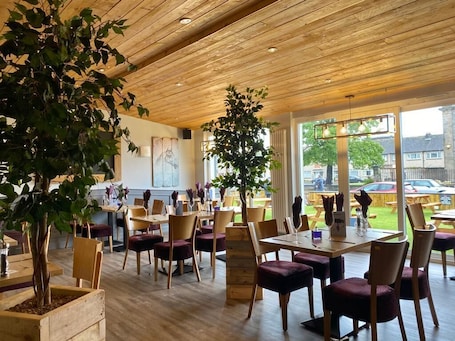 Breakfast, lunch, dinner served; British cuisine . Ravelston House