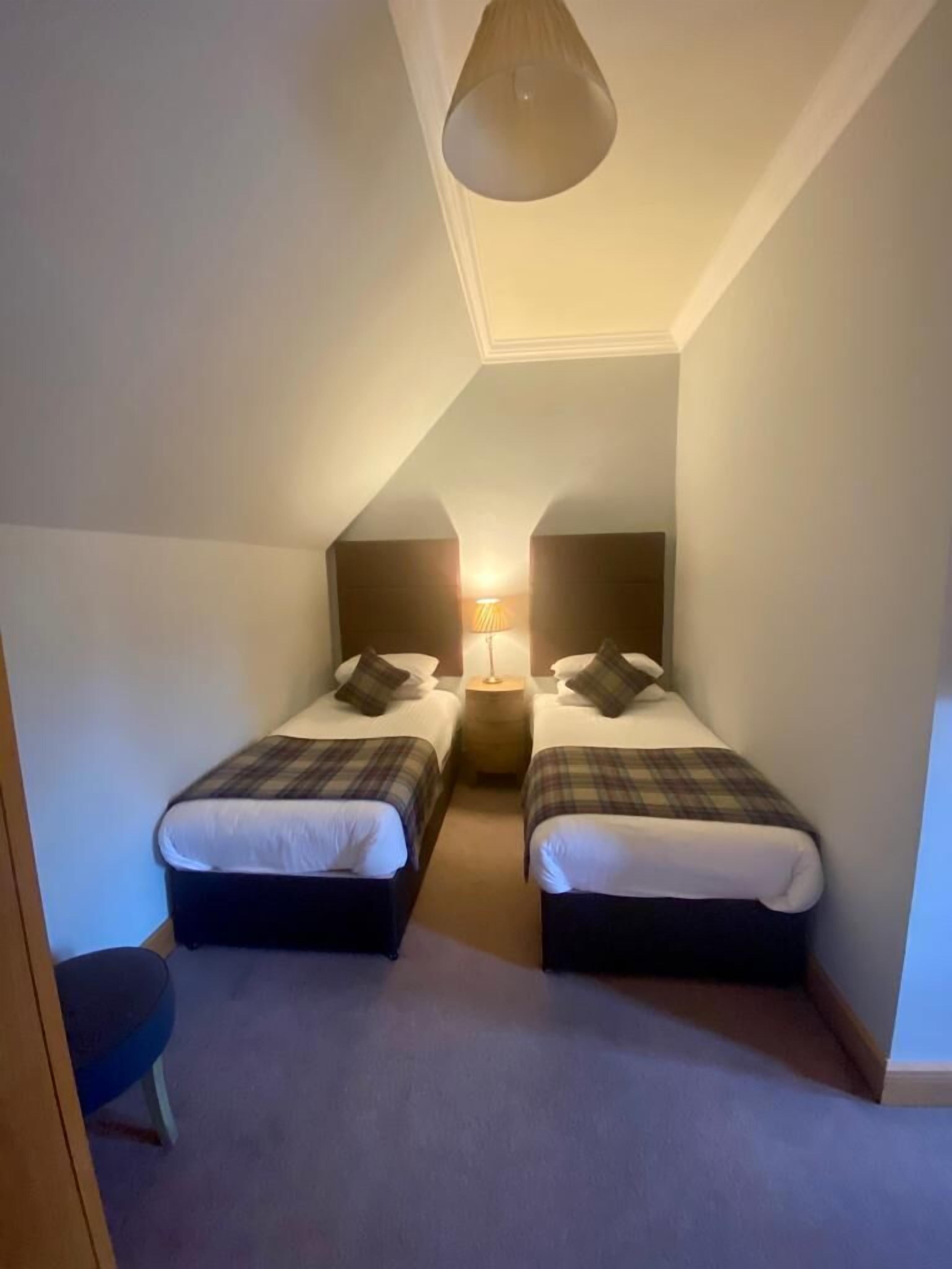 deluxe quadruple room | desk, iron/ironing board, free wifi, bed sheets