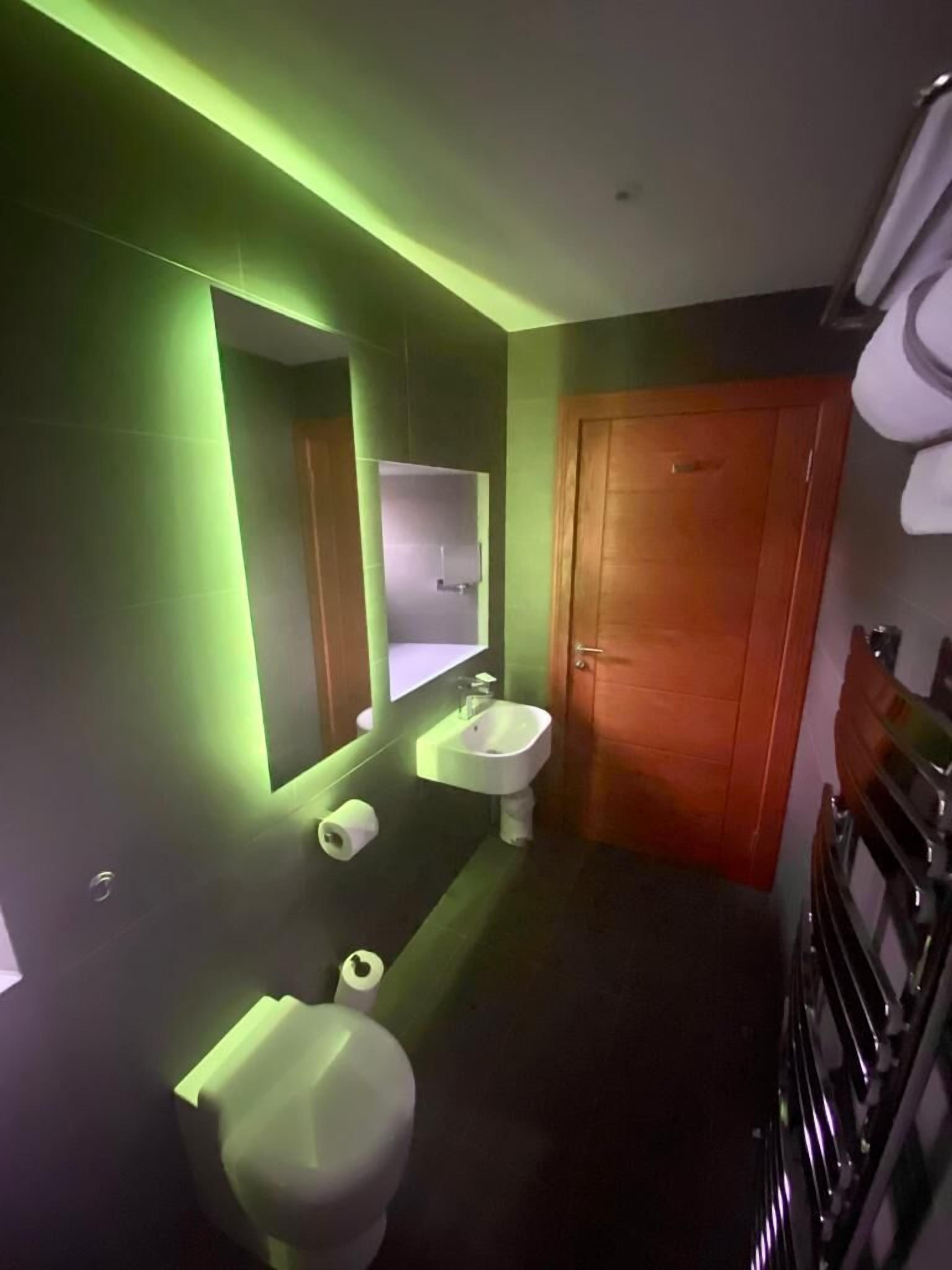 deluxe double room, 1 double bed | desk, iron/ironing board, free wifi, bed sheets