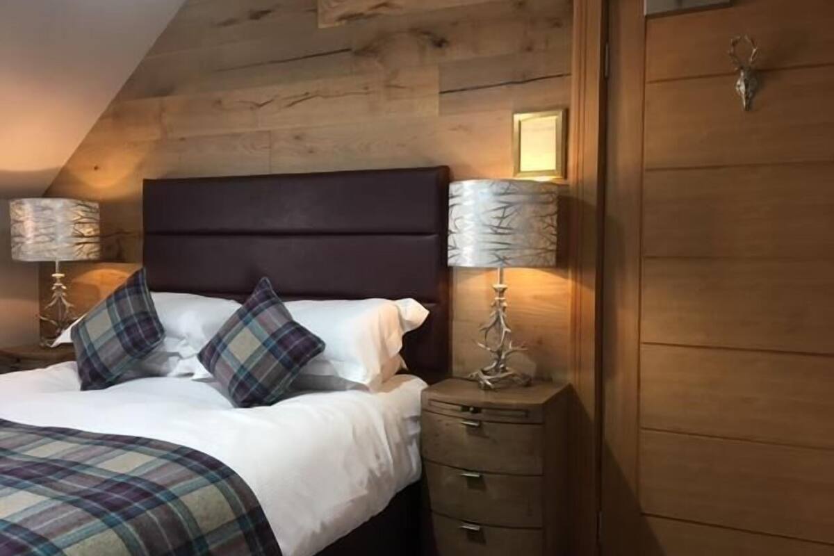 deluxe double room, 1 double bed | desk, iron/ironing board, free wifi, bed sheets