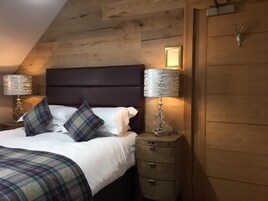 Quarto casal luxo, 1 cama de casal | Escrivaninha, ferros/tábuas de passar roupa, Wi-Fi de cortesia