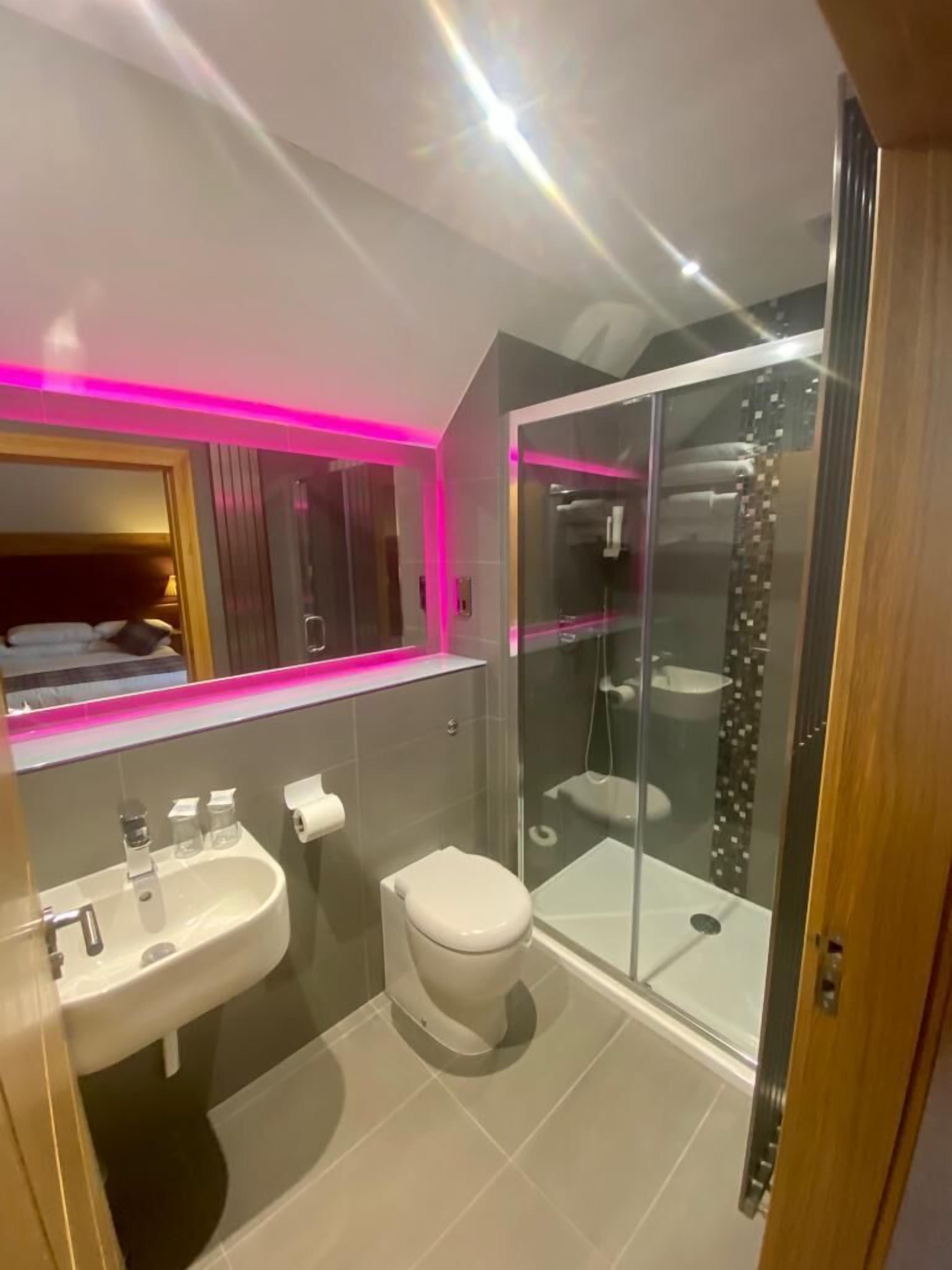 deluxe double room, 1 double bed | bathroom | shower, free toiletries, hair dryer, towels