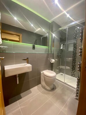 Deluxe Double Room, 1 Double Bed | Desk, iron/ironing board, free WiFi, bed sheets