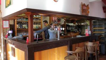 Bar (trong khuôn viên)